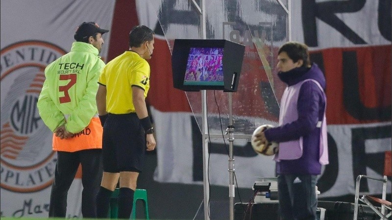 El árbitro Carrillo observando una de las jugadas polémicas en River-Cerro Porteño. 