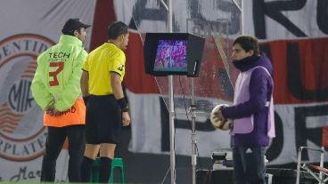 El árbitro Carrillo observando una de las jugadas polémicas en River-Cerro Porteño.