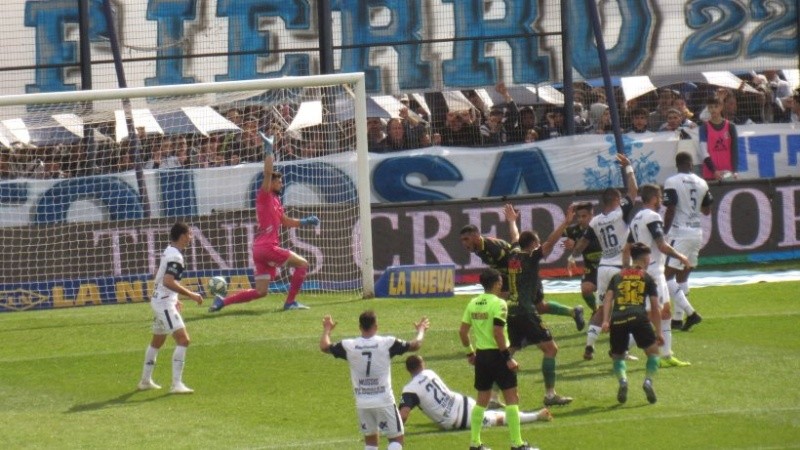 Delgado grita el 1 a 0 y se festeja en Rosario por los promedios.