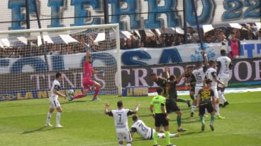 Delgado grita el 1 a 0 y se festeja en Rosario por los promedios.