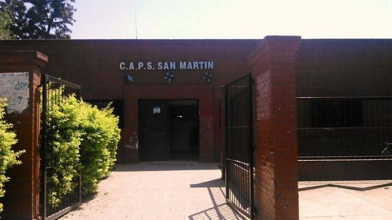 La joven ingresó al centro de salud con una herida en el rostro.