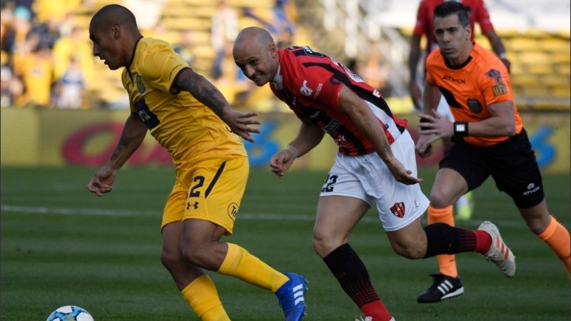 Zavala empuja con la pelota desde la izquierda.