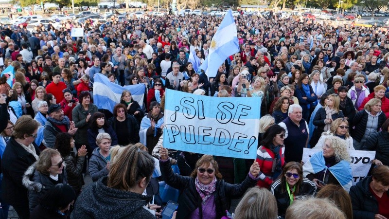 Miles de personas se reunieron en el Monumento desde las 17.
