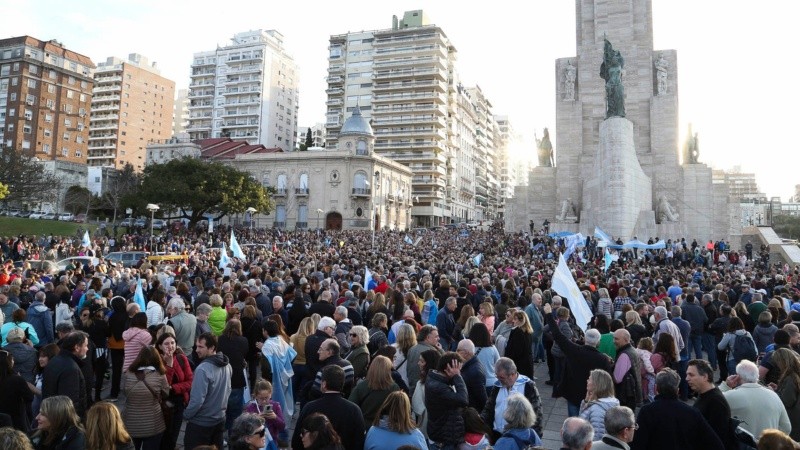 Miles de personas se reunieron en el Monumento desde las 17.