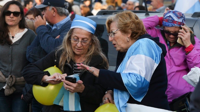 Miles de personas se reunieron en el Monumento desde las 17.