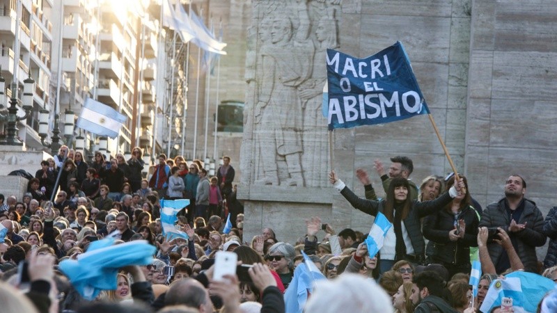 Miles de personas se reunieron en el Monumento desde las 17.