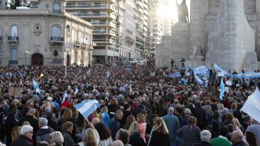 Miles de personas se reunieron en el Monumento desde las 17.