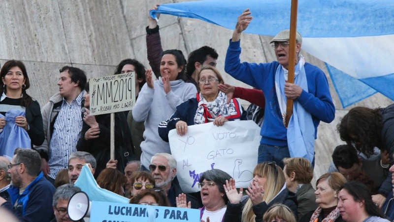 Miles de personas se reunieron en el Monumento desde las 17.