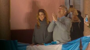 El presidente saludó emcionado a una multitud en la plaza.