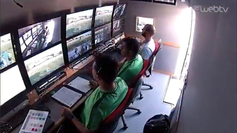 El momento en que se abre la puerta del VAR. Un segundo después, una 