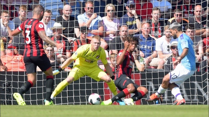 El delantero de la selección define con clase para el 1-0.