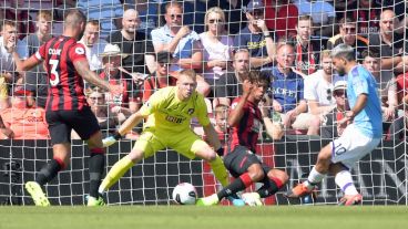 El delantero de la selección define con clase para el 1-0.