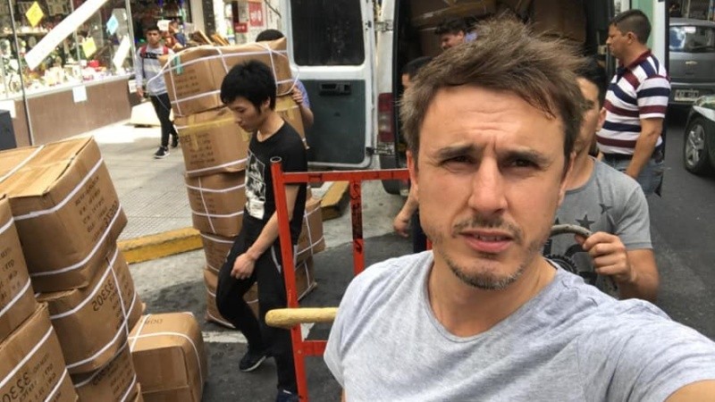 Roberto nació en EE. UU. y vivió en Suiza hasta los 12 años. 