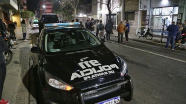 La calle Laprida fue cortada anoche mientras los equipos de investigación desarrollaban tareas en el inmueble.