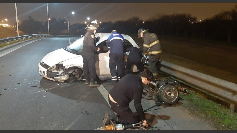 Bomberos tuvieron que intervenir para rescatar al automovilista.