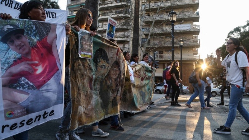 La marcha llegó a la plaza San Martín luego de pasar por Tribunales federales.