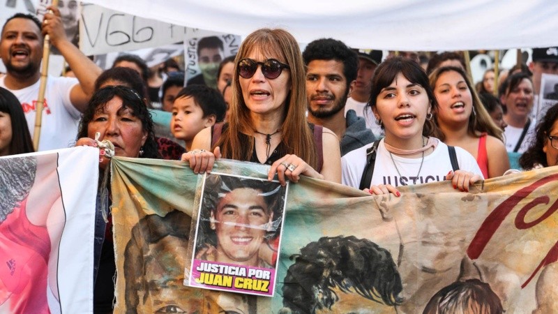 La marcha llegó a la plaza San Martín luego de pasar por Tribunales federales.