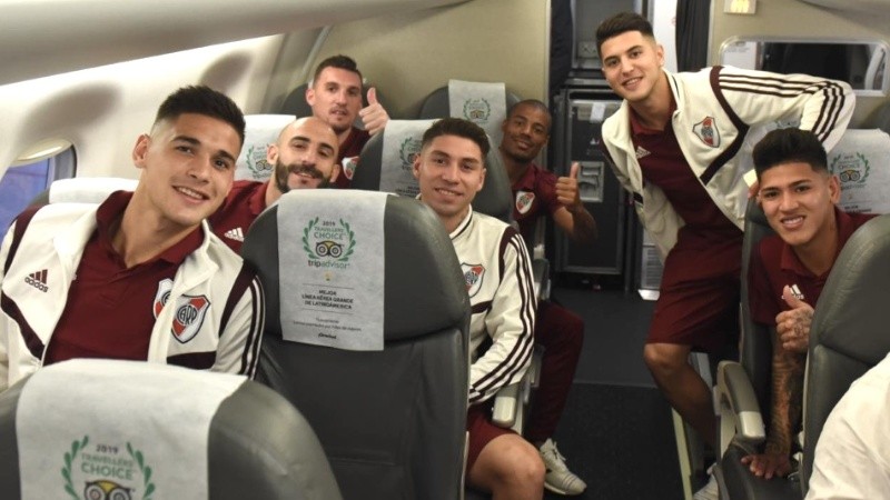 De la Cruz, atrás junto a Armani, en el arribo del plantel a Asunción.