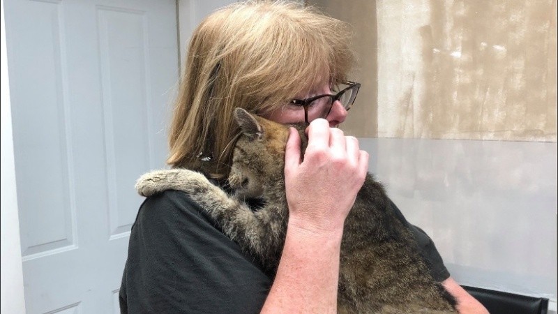 Maggie Welz feliz junto a su mascota tras más de una década de haber estado separadas.