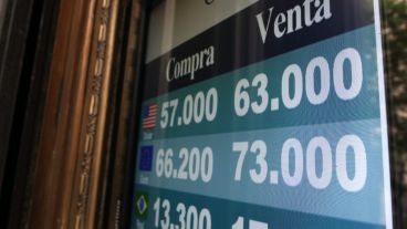 En Rosario, el billete se vendió 63 por la mañana y después cayó.