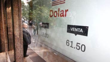 En Rosario, el billete se vendió 63 por la mañana y después cayó.