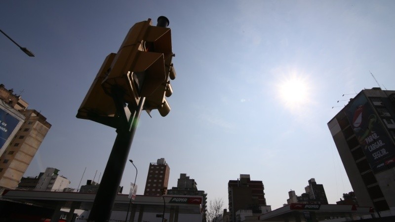 El cielo se ve más espeso y gris por el humo. 