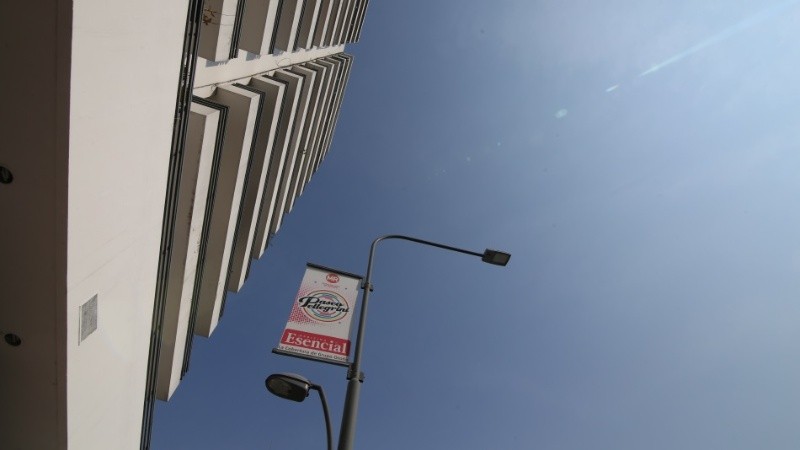 El cielo se ve más espeso y gris por el humo. 