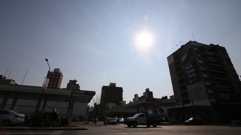 El cielo se ve más espeso y gris por el humo. 