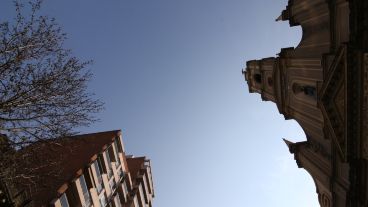 El cielo se ve más espeso y gris por el humo.