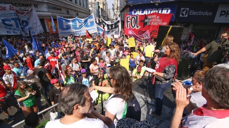 Las organizaciones sociales reclamaron techo y trabajo en medio de la crisis.