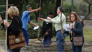Unas mil personas se acercaron al Parque Independencia a buscarse un arbolito. decenas de personas fueron a buscar un ejemplar gratis al Parque Independencia.