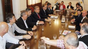 Los gremios presentes se mostraron conformes con el mantenimiento de la cláusula gatillo pero advirtieron que exigirán su cumplimiento si el mismo llegara a ponerse en duda.