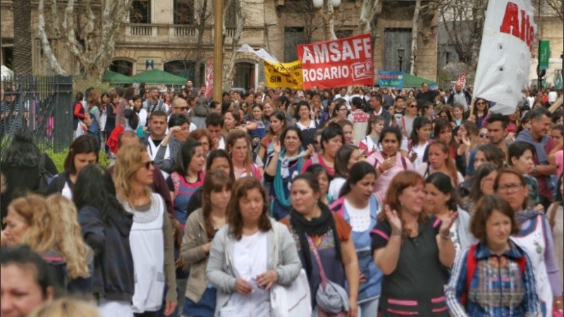 La marcha de docentes, este jueves, en Rosario.