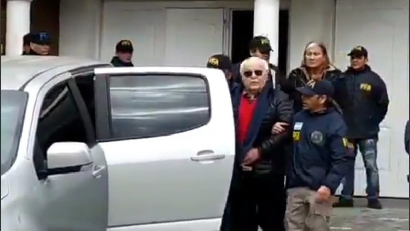 Juárez al momento de la detención en su casa de San Lorenzo.