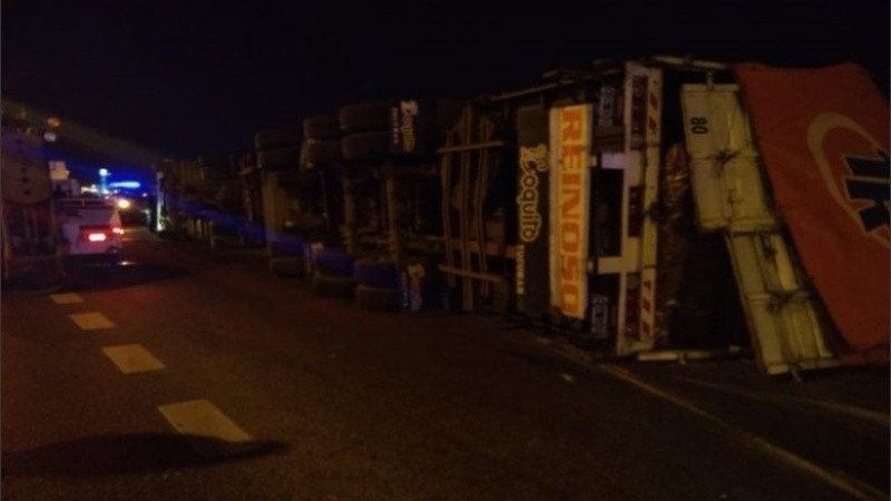 El camión volcó sobre la calzada al intentar incorporarse a Circunvalación.