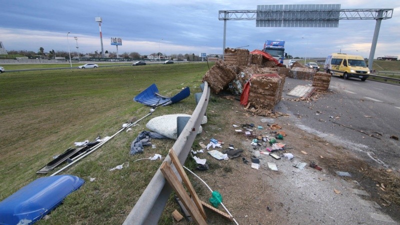 La carga de cartón prensado quedó sobre Circunvalación.