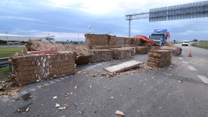 La carga quedó tirada sobre gran parte de Circunvalación.