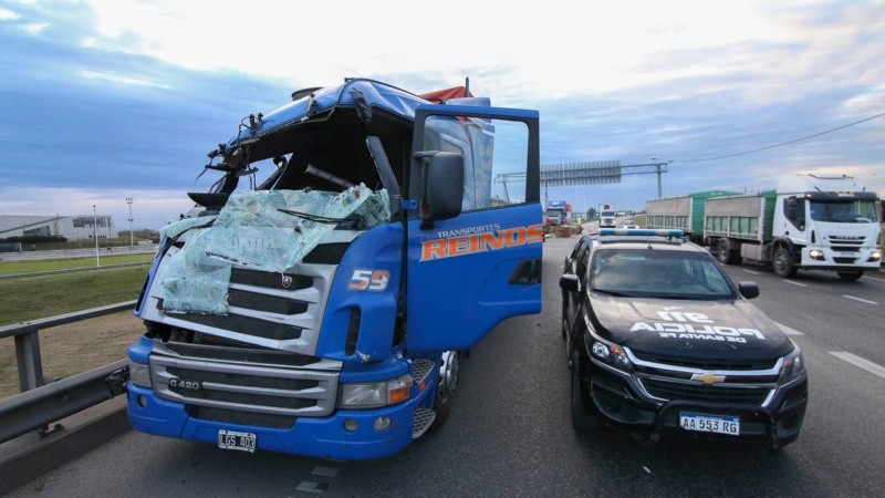 El camión con su cabina destruída. 