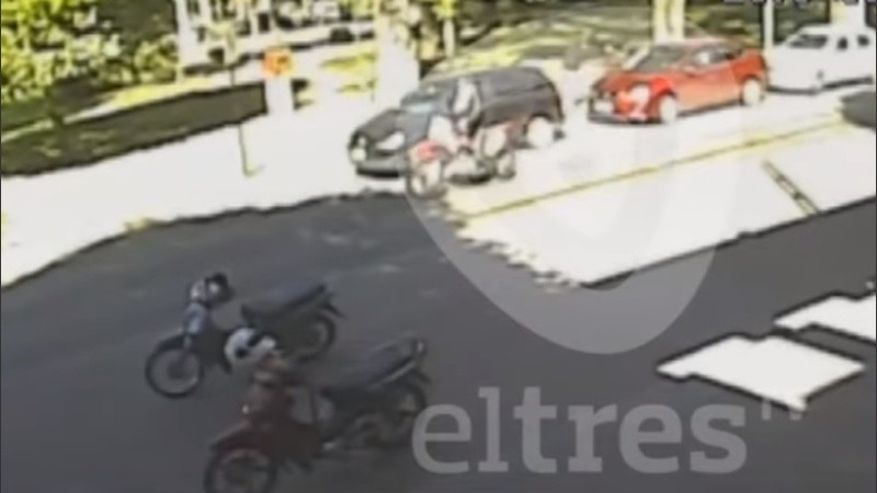 La imagen del asalto frente al banco de zona norte. 