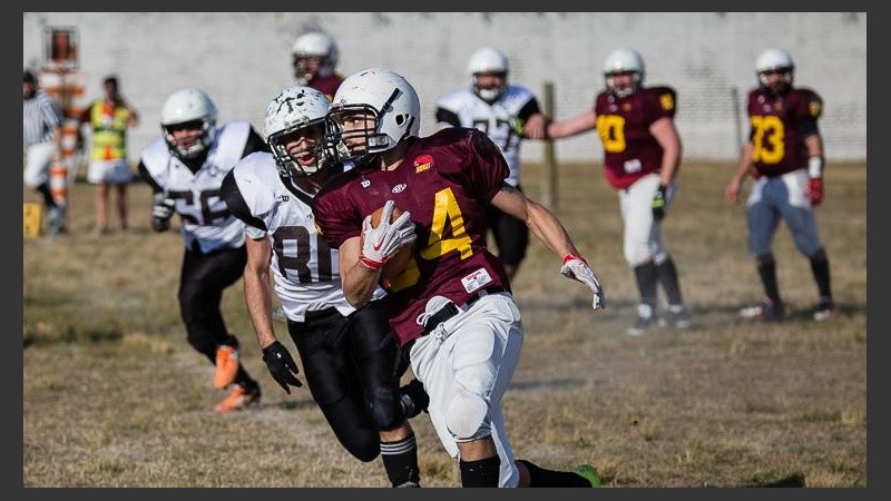 Será un sábado a pleno football americano juvenil en el Club Fábrica de Armas de zona sur. 
