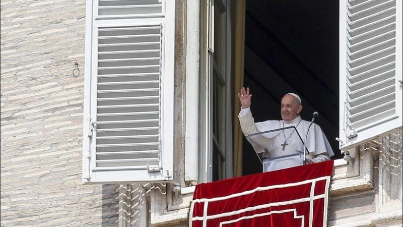 El papa Francisco en el Ángelus de este domingo, tras quedar encerrado en el ascensor.
