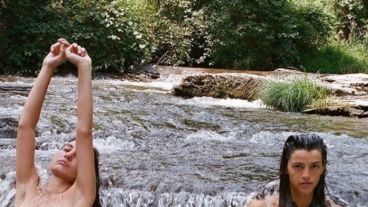 Las jóvenes lucieron sus pezones modificados en postproducción para evitar censura en la red social.