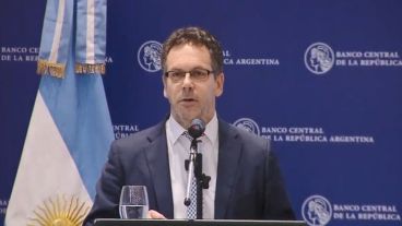 El titular del BCRA dio una conferencia de prensa este lunes tras las medidas.