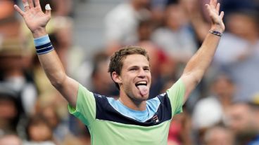 La alegría de Peque tras meterse entre los mejores ocho del torneo.