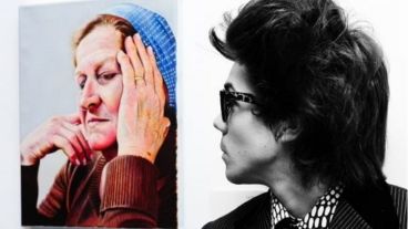 Axel Caniggia, el hermano pintor, mira una obra suya.