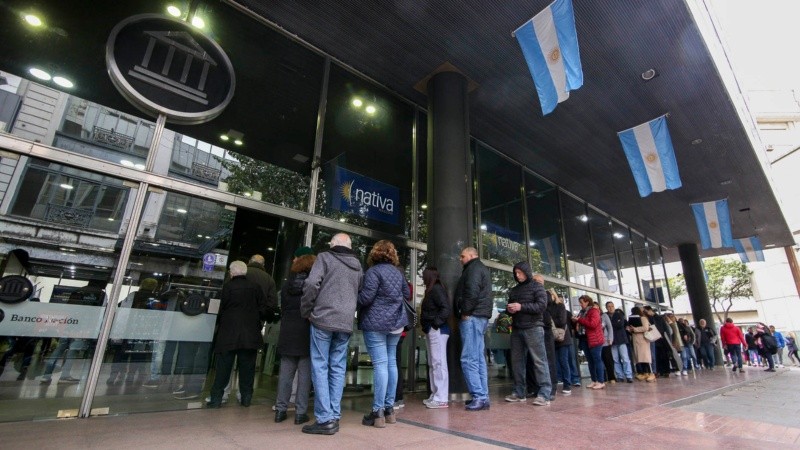 Importante cola en el Banco Nación de San Martín y Córdoba. 