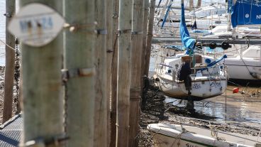 Pequeñas embarcaciones sin poder navegar por la bajante.
