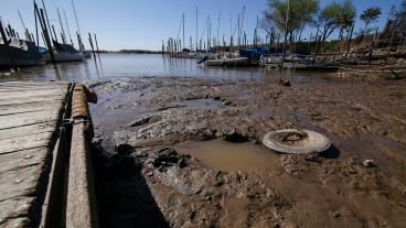El agua baja y sale a la luz objetos y basura de todo tipo.