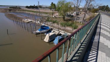 La desembocadura del arroyo Ludueña con poco caudal de agua.
