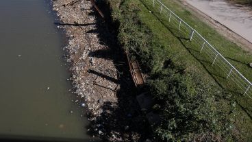 Una parte del arroyo Ludueña en donde no se lo ve del todo limpio.